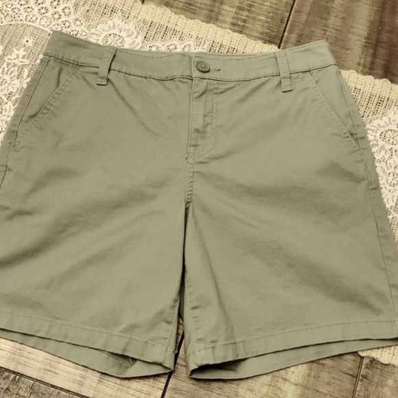St. john's bay shorts, sage green, size 4 - Picture 1 of 8